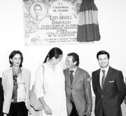 Paola y Lucía Dominguín, junto a Manzanares y Espartaco, bajo la placa CHEMA BARROSO