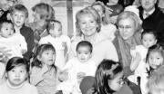 Medio centenar de familias, con su prole, ayer con Aguirre y Elorriaga/EFE