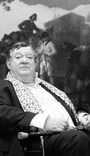 Robert Hughes, ayer en el Prado, junto a un cartón para tapiz de Goya JAVIER PRIETO