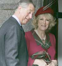 El príncipe Carlos junto a Camila, en Escocia. Efe