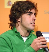 El piloto español responde a las preguntas de los jóvenes finalistas de la IX edición del Programa Renault de Educación Vial "Seguridad para todos"