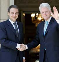 Zapatero y Clinton saludan  los medios antes de reunirse