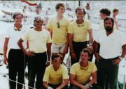 Foto de la primera regata del Príncipe de Asturias. José María Dávila, Juan Carlos y Felipe Rodríguez Toubes, Mario Palao (de pie); Isidro Martí y Pedro Perelló (sentados)