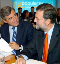 Rajoy conversa con Ángel Acebes