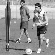 Juande observa a Dragutinovic en el entrenamiento de ayer. NIEVES SANZ