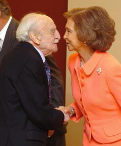 EFE  Francisco Ayala saluda a la Reina, a su llegada a la reunión anual del Patronato  EFE  Este caballero con armadura es una de las piezas que se pueden admirar en «El mundo que vivió Cervantes»