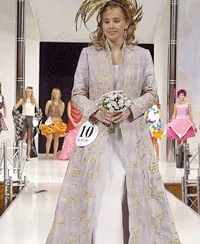 Un modelo inspirado en Camila Parker gana un concurso de vestidos de papel