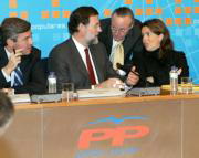 Rajoy, con Acebes, Piqué y Sáenz de Santamaría, ayer, en la sede de Génova