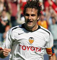 El Valencia golea y vuelve a aplazar la fiesta barcelonista al miércoles