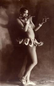 Cartel de uno de sus «shows»  La diva afroamericana, en uno de sus pasos de baile más conocidos; con una ristra de 16 bananas