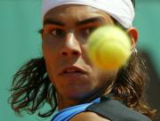 EPA Nadal mira con atención la bola antes de golpearla en un tanto del partido de ayer