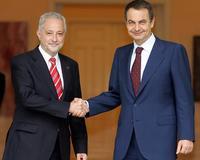 El presidente del Gobierno, José Luis Rodríguez Zapatero ha recibido hoy en el Palacio de la Moncloa al presidente de Canarias, Adán Martín. EFE