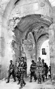 ABC  Soldados israelíes atraviesan la Puerta del León, en Jerusalén, en junio de 1967