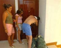 Familiares de los heridos acceden a la vivienda para recoger enseres básicos para los hijos del matrimonio. DÍAZ JAPÓN