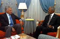 El secretario general de la ONU, Kofi Annan, durante la reunión con el ex presidente del Gobierno español, Felipe González. /EFE