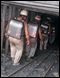 Miembros de rescate de India se adentran en la mina para rescatar a los mineros atrapados