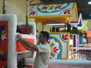 Los artesanos ultiman la decoración de las carretas de la romería. NURIA PÉREZ