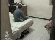 En la imagen superior, interior de la casa donde se hacinaban los rumanos.  ABC/CNP