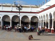 En Alcalá, el restaurante Bernardo cuenta con un museo del pan (arriba). A la derecha, bares en la plaza de abastos de Carmona
