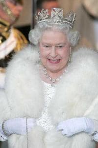 La reina Isabel II de Inglaterra sale del palacio de Westminster. / EFE