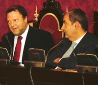 Alfredo Sánchez Monteseirín,  junto a Francisco Fernández, mira hacia los bancos de la oposición en un momento del Pleno./DÍAZ JAPÓN