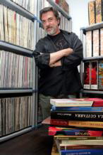 Luis Clemente, rodeado de libros y discos. FELIPE GUZMÁN