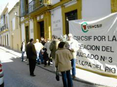 Un momento de la protesta sindical ante los juzgados./ABC
