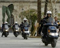 Las motocicletas permiten a los policías recorrer cualquier rincón de su área de actuación, incluidas las calle peatonales. RAÚL DOBLADO