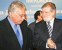 El presidente de la Junta de Extremadura, Juan Carlos Rodríguez Ibarra (dcha), conversa con el ex presidente del Gobierno, Felipe González (izda), antes de pronunciar este mediodía una conferencia en el Foro de Nueva Economía. / EFE