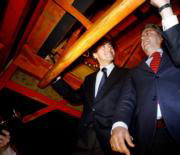 Acebes y Zoido bajo uno de los pasos de San Bernardo  J.M. SERRANO