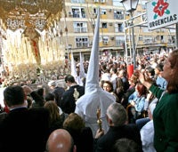 María Dolores Herrera, limpiadora del Hospital Infanta Luisa de Triana, cantó ayer una saeta a la Virgen de la Salud de San Gonzalo a las puertas de Urgencias./PEPE ORTEGA