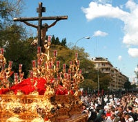El Cristo de la Sed durante su recorrido por Eduardo Dato./HUGO G. C.