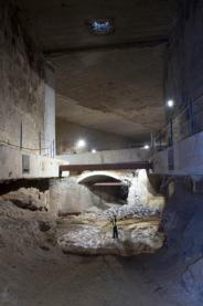 Un operario en medio de la zona de unión entre el túnel nuevo y el viejo, al fondo./ABC