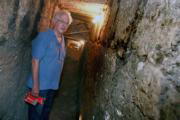 EFE  Ronny Reich, de la Universidad de Haifa, posa en las excavaciones del túnel
