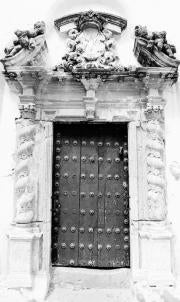 Puerta exterior de la sacristía atacada por el «mal de piedra». ABC