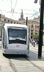 La ampliación del tranvía de Sevilla también contará con el apoyo financiero de la Junta. MILLÁN HERCE