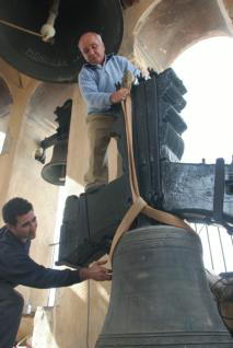ROCÍO RUZ  Preparando las campanas del Salvador