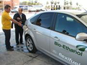 N. P. C. Un vehículo ecológico reposta ayer en la nueva gasolinera de la autovía Sevilla-Utrera