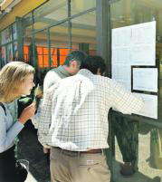 RAÚL DOBLADOLos padres se apresuraban en la tarde de ayer a consultar las listas definitivas de admitidos