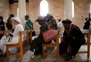 Peregrinos anglicanos rezan en una iglesia de Cafarnaúm en el marco del encuentro disidente. EFE