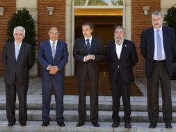 El presidente del Gobierno, José Luis Rodríguez Zapatero, junto al presidente de CEPYME, Jesús Bárcenas (i); el presidente de la CEOE, Gerardo Díaz Ferrán (2ºi); el secretario general de la UGT, Cándido Méndez (2ºd), y el secretario general de CCOO, José María Fidalgo, (d), antes de la reunión que han mantenido en el Palacio de La Moncloa para suscribir el acuerdo del diálogo social. /EFE