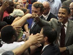 Obama saluda a sus seguidores durante un acto electoral. /AP