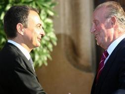 El Rey recibe en las escaleras del Palacio de Marivent al presidente del Gobierno, José Luis Rodríguez Zapatero./ EFE