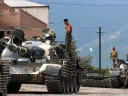 Soldados rusos salen de la ciudad de Gori, que ya controla el Ejército georgiano. /AFP