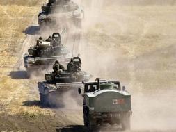 Varios tanques rusos se trasladan hacia Tskhinvali desde la ciudad georgiana de Gori. /REUTERS