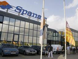 Las banderas de la sede de la compañía aérea Spanair en Palma de Mallorca, ondean a media asta en señal de duelo por las víctimas del accidente. /EFE