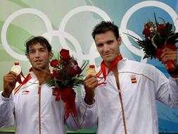Carlos Pérez (izquierda) y Saúl Craviotto muestran sus preciados tesoros. /AFP