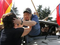 Los residentes de las regiones separatistas han salido a la calle para celebrar el reconocimiento de Rusia./ REUTERS