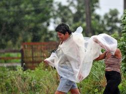 Dos mujeres tratan de buscar un lugar más seguro en Pinar del Rey (Cuba), ante la inminente llegada del Gustav. /EFE