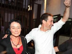 El ex portavoz de la ilegalizada Batasuna, Arnaldo Otegi, junto a la abogada Jone Goirizelaia a su salida de la cárcel de Martutene de San Sebastián. /EFE